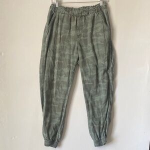 Women’s Green Camo Elastic-Waist Jogger Pants boho grunge coastal